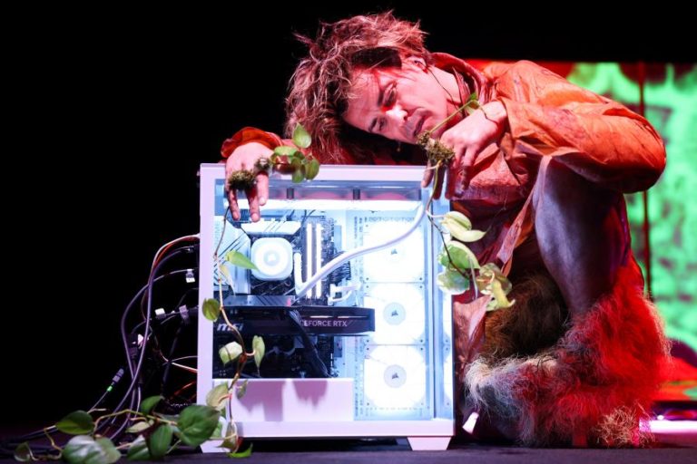 Primeiro espetáculo de teatro com IA põe ator Albano Jerónimo a dialogar com computador