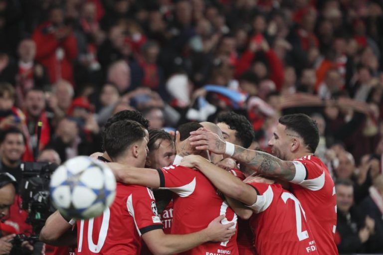 Benfica vence Nápoles e continua na corrida ao apuramento na Liga dos Campeões