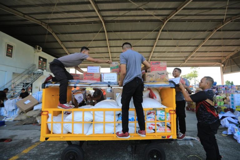 Número de mortes em inundações na Indonésia supera um milhar