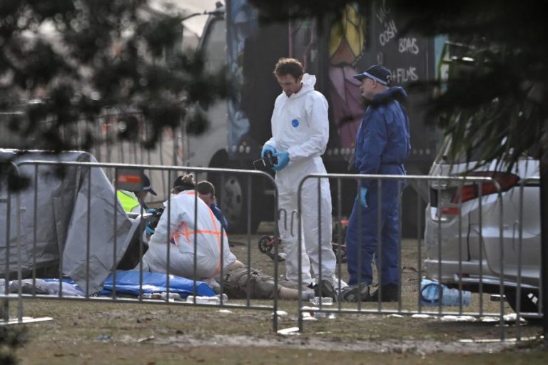 Sobe para 15 número de mortos em ataque armado em praia australiana