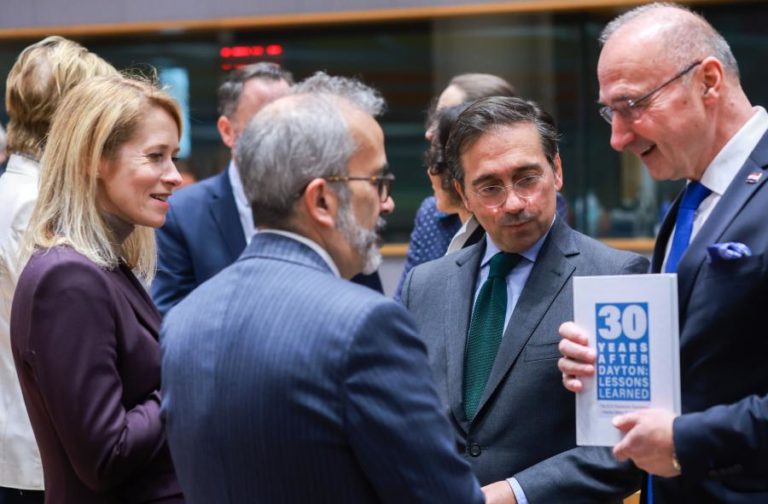 MNE da UE tentam desbloquear apoio para a Ucrânia para 2026 e 2027 a tempo da cimeira de líderes