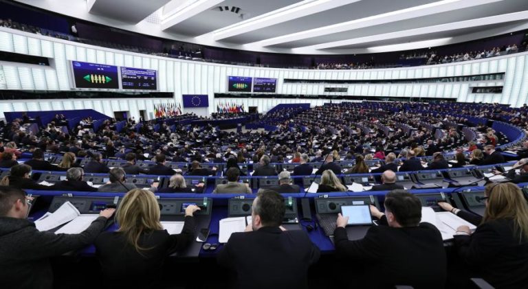 Parlamento Europeu pede a líderes que avancem com proposta de uso de ativos russos