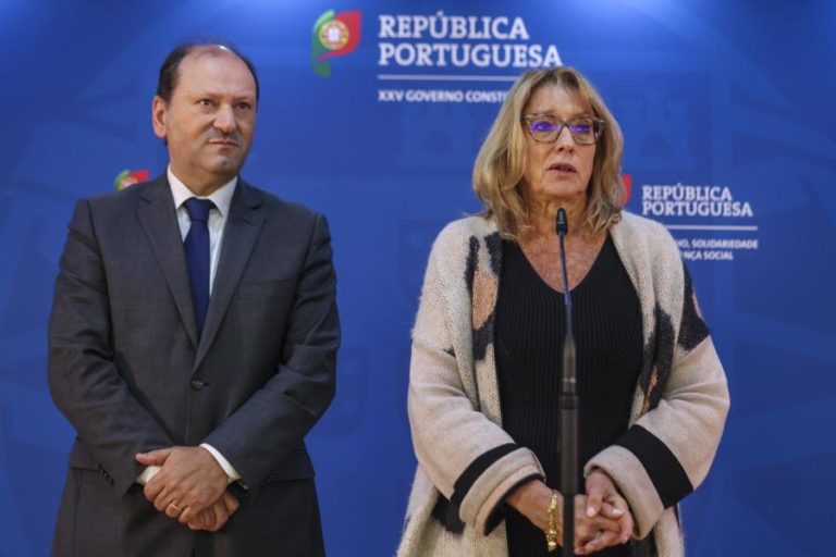 Governo aprova 4.ª feira subida do salário mínimo para 920 euros em 2026