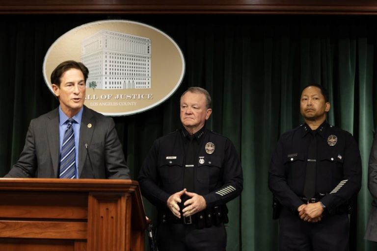 Filho de realizador Rob Reiner enfrenta acusação de homicídio dos pais 