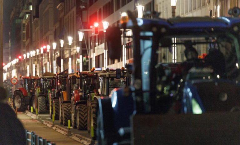 Centenas de tratores e milhares de agricultores bloqueiam Bruxelas contra acordo com Mercosur