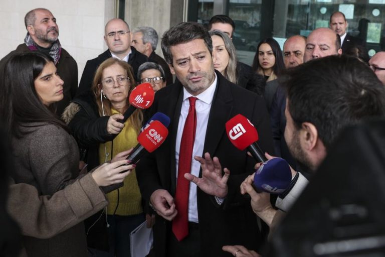 Ventura condenado a retirar cartazes que visam a comunidade cigana