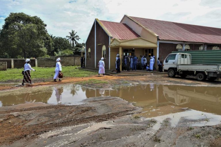 Fé sustenta cultos em igreja de Maputo que todos os anos inunda