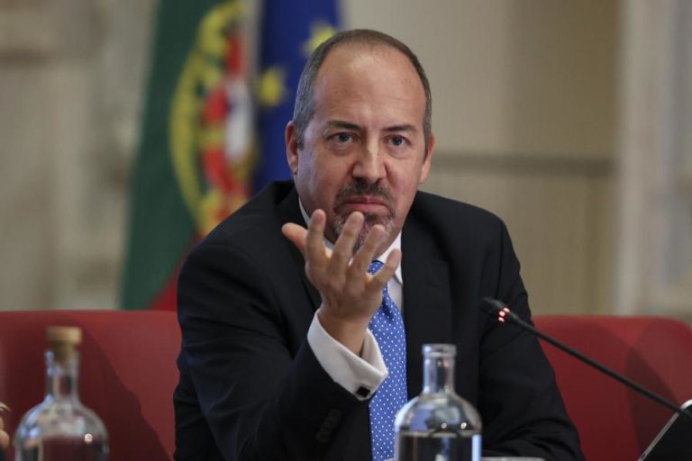 Álvaro Santos Pereira defende banco de horas individual