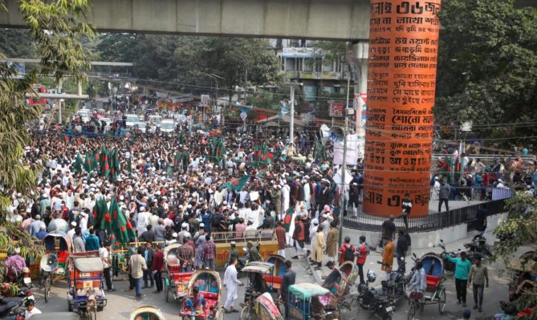 Dezenas de milhares de pessoas no funeral de líder estudantil no Bangladesh