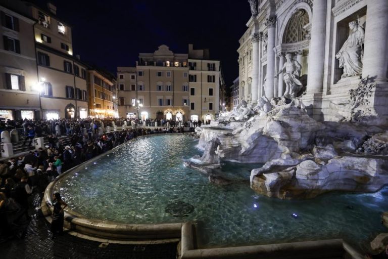 Roma passa a cobrar 2 euros de entrada na Fontana di Trevi a partir de fevereiro