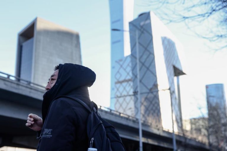 Atividade industrial na China regista primeiro crescimento em nove meses