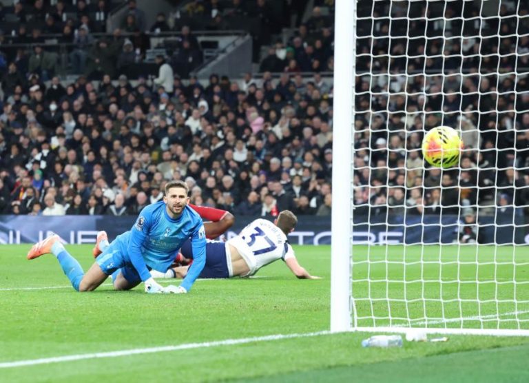 Liverpool sofre para vencer Tottenham que acabou jogo com nove