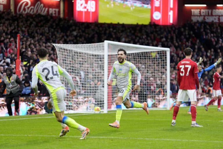 Golo tardio de Cherki lança Manchester City para a liderança provisória na Liga inglesa