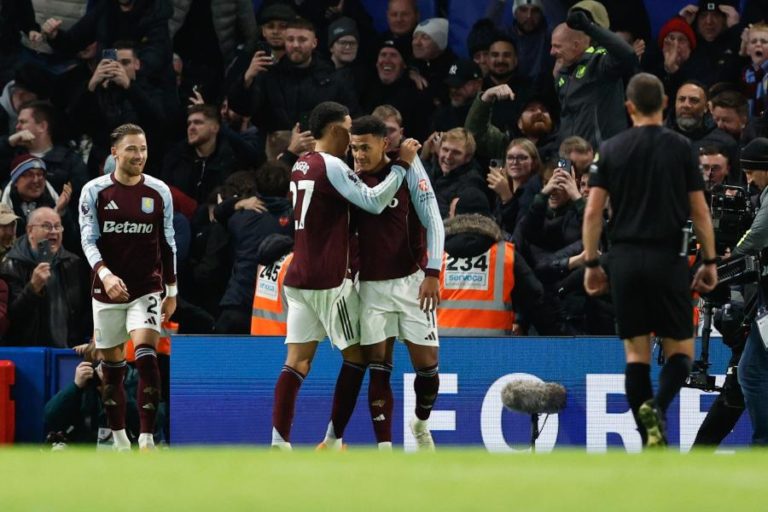 Aston Villa dá a volta e vence em casa do Chelsea com ‘bis’ de Ollie Watkins