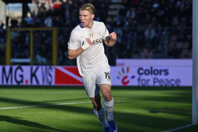 Nápoles regressa às vitórias e sobe ao segundo lugar provisório da Liga italiana