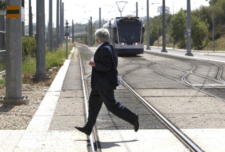 Um morto e um ferido em atropelamento do metro de superfície em Almada