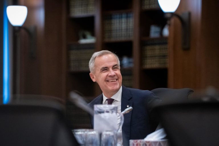 Liberais a um lugar da maioria após mudança de deputado