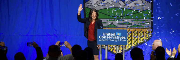 Danielle Smith é a 2.ª premier de Alberta a enfrentar destituição pública