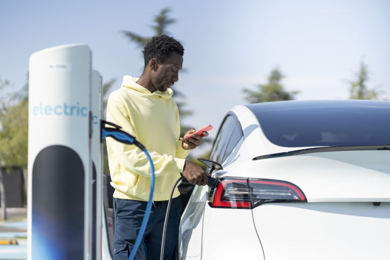 Meta de vendas de carros elétricos foi reduzida para o ano de 2026 no Canadá