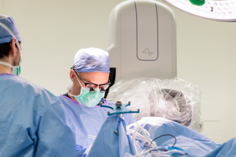 Neuralink Canadá: Dois pacientes recebem 1.º implante cerebral fora dos EUA