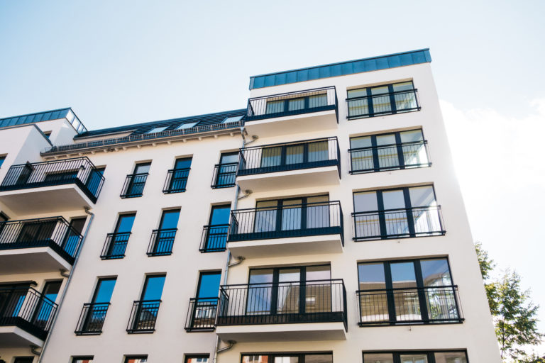 Bombeiros de Calgary contra prédios com apenas uma escada de saída