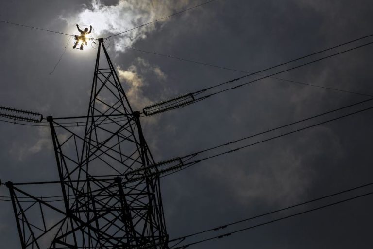 Mau tempo: Oito mil clientes no continente sem energia elétrica pelas 09:00