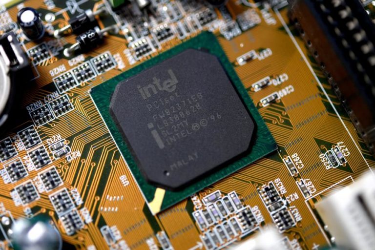 Intel reduz perdas para 227,5 ME em 2025