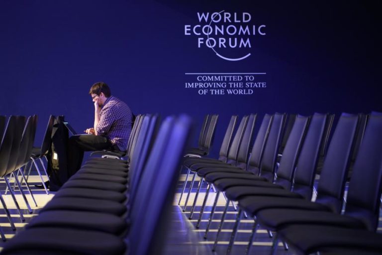 Fórum Económico Mundial aponta para enfraquecimento da economia global em 2026