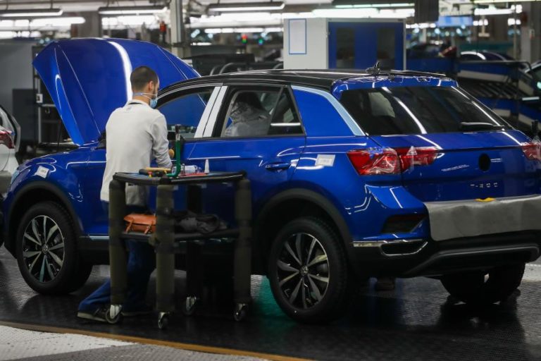 Novo pré-acordo laboral da Autoeuropa prevê aumento salarial mínimo de 100 euros em 2026