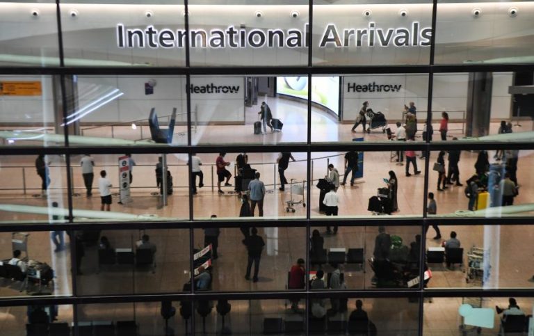 Aeroporto de Heathrow em Londres elimina limite de 100 mililitros na bagagem de mão