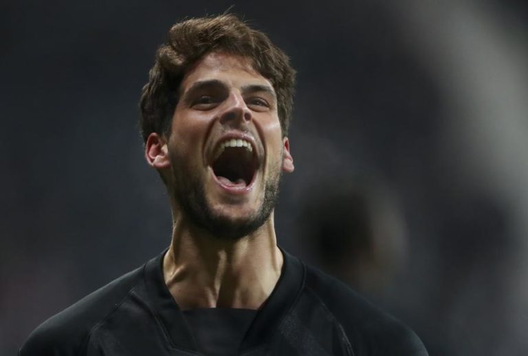 Internacional português Gonçalo Paciência assina pelo Santa Clara