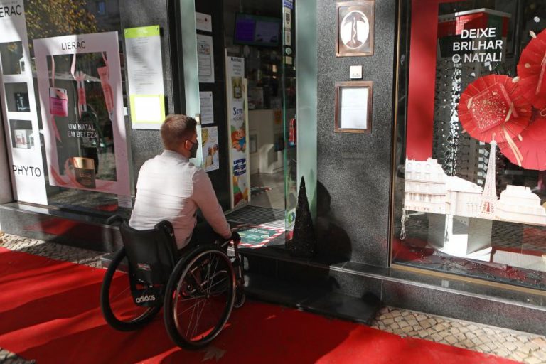 Nova de Lisboa cria plataforma para promover emprego de pessoas com deficiência