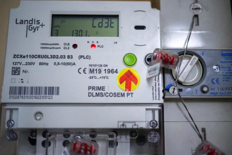 Mais de 610 mil clientes sem energia elétrica pelas 11:00