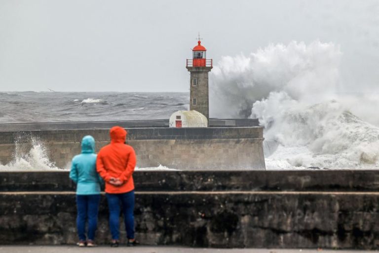 Porto, Aveiro e Coimbra sob aviso vermelho na quarta-feira devido ao vento