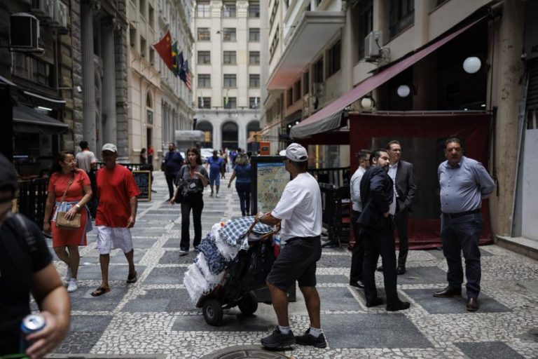 Criação de empregos formais no Brasil cai em 2025