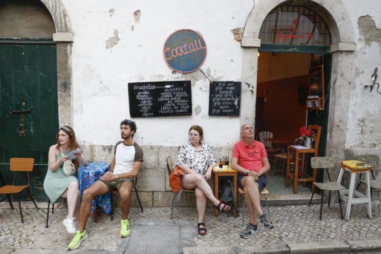 Portugal foi 5.º país da UE com mais receitas de turistas estrangeiros em 2024