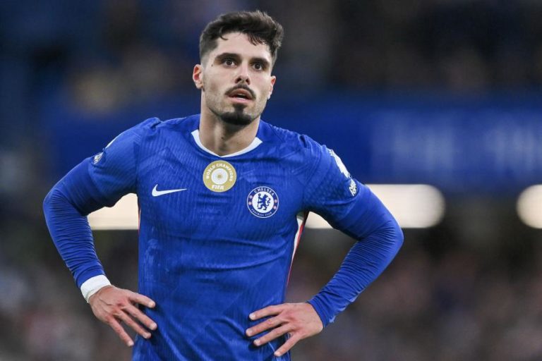 Pedro Neto marca na goleada do Chelsea na Taça em dia de estreia de novo treinador