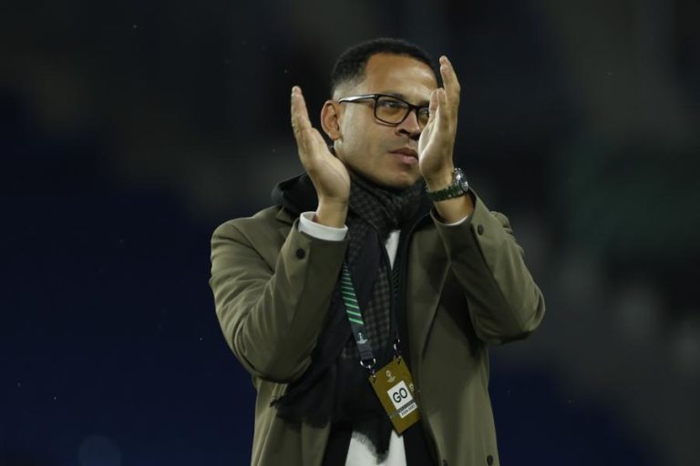 Chelsea contrata treinador inglês Liam Rosenior até 2032