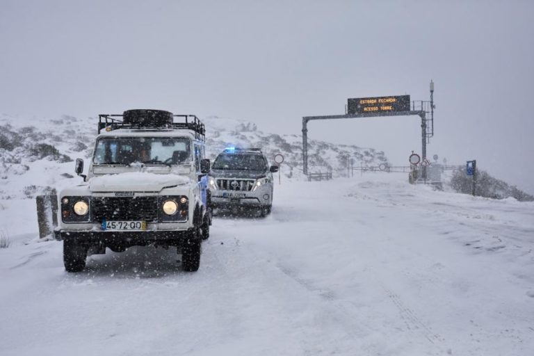 Neve continua a cair e fecha estradas a cotas mais baixas na Serra da Estrela