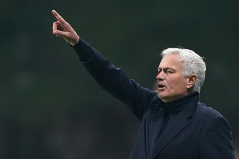 Mourinho ‘agarra-se’ à matemática e invencibilidade interna para estar na luta