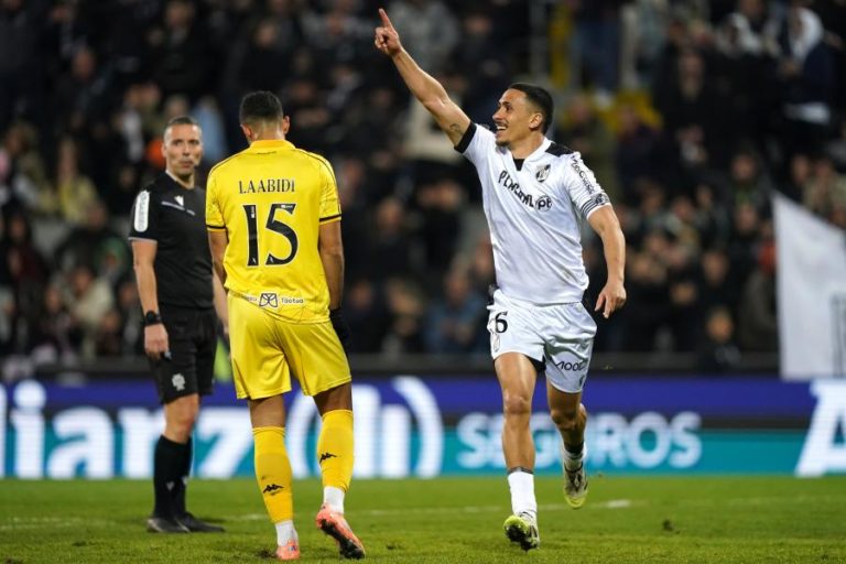 Vitória de Guimarães vence Nacional e sobe a sexto da I Liga