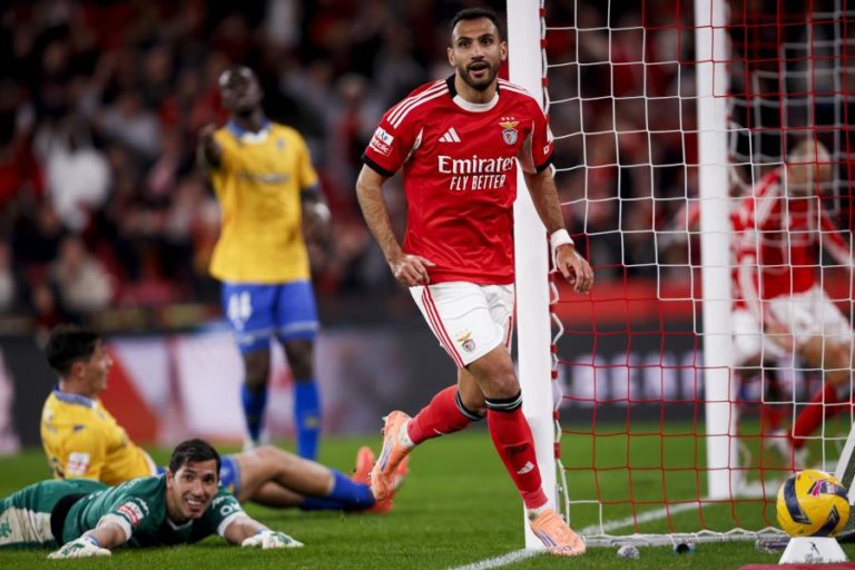 Benfica vence Estoril com ‘hat trick’ de Pavlidis e aproxima-se do Sporting