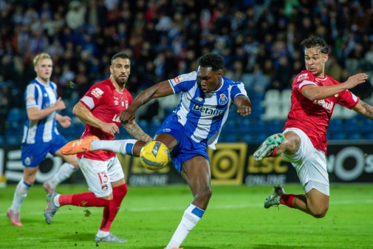Erro de Gabriel Batista permite triunfo do FC Porto sobre Santa Clarana I Liga
