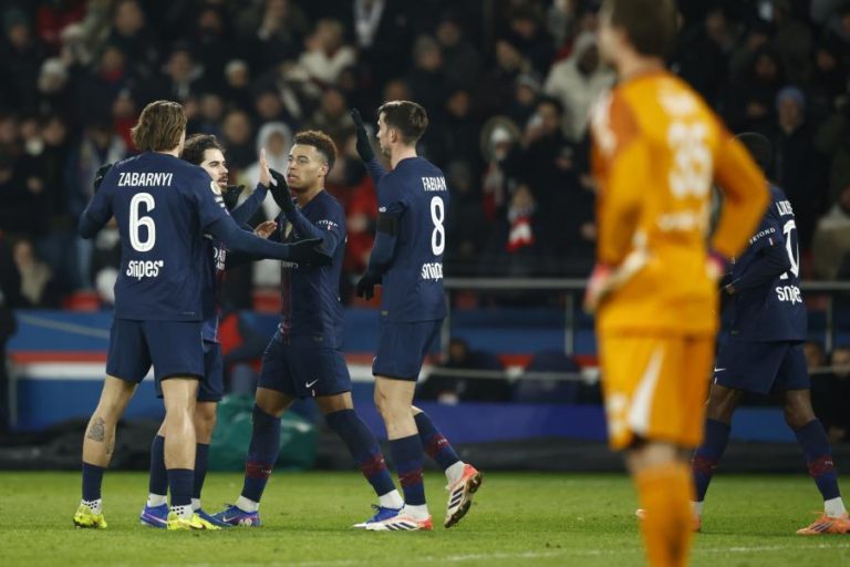 Paris Saint-Germain vence Paris FC e segue a um ponto do líder Lens