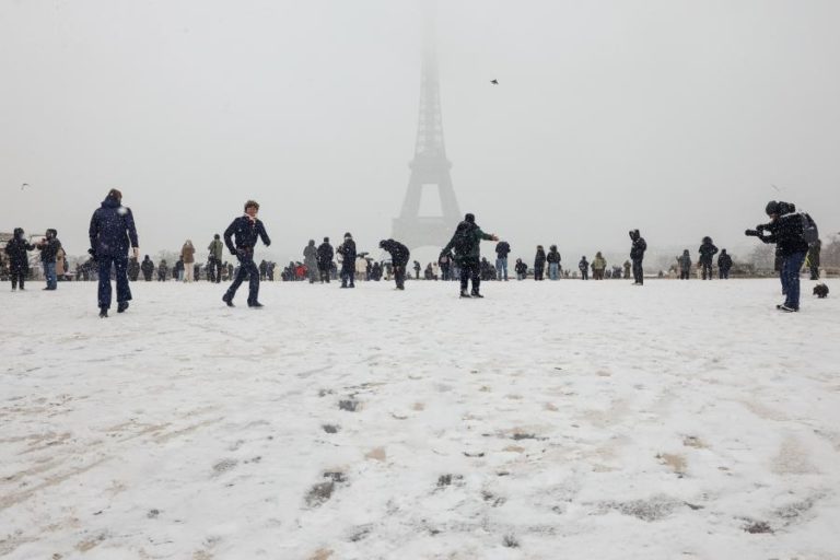 Neve afeta aeroportos de Paris com cancelamentos de voos incluindo em Portugal