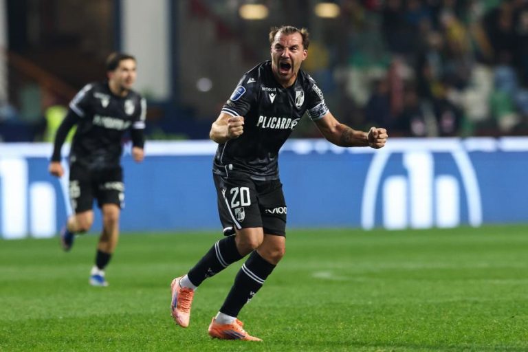 Vitória de Guimarães vence Sporting nos ‘descontos’ e estreia-se na final da Taça da Liga