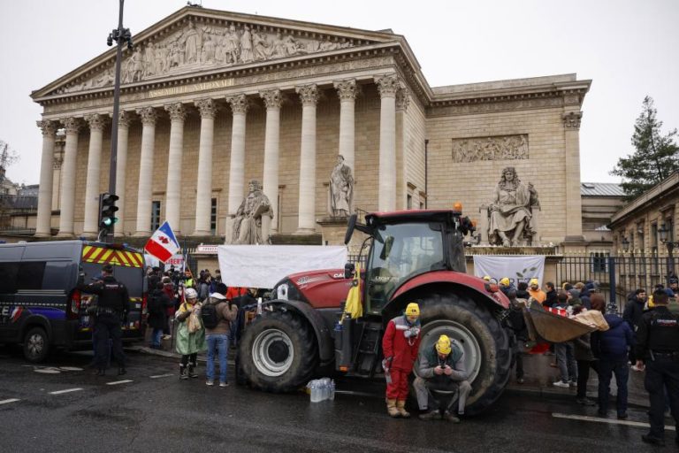 Agricultores bloqueiam estradas em França nas fronteiras com Bélgica e Espanha