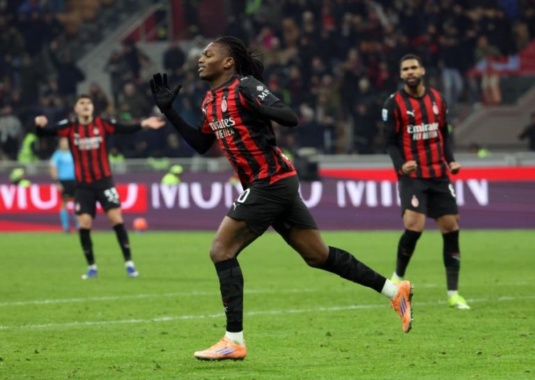 Rafael Leão salva AC Milan da derrota, mas Inter foge na liderança em Itália