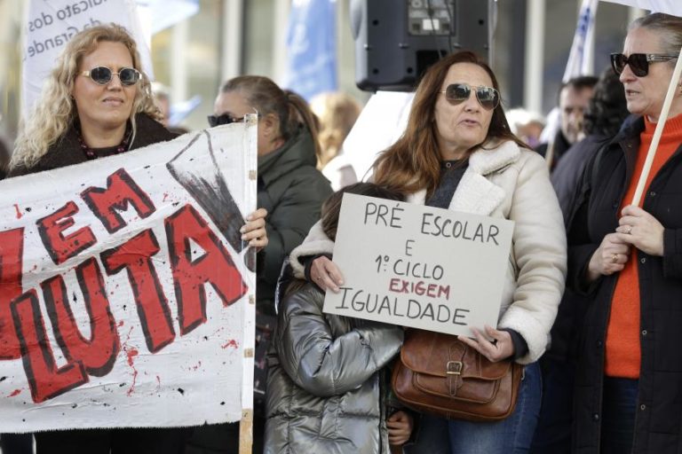Dezenas de professores e educadores protestam em Lisboa por menos carga horária