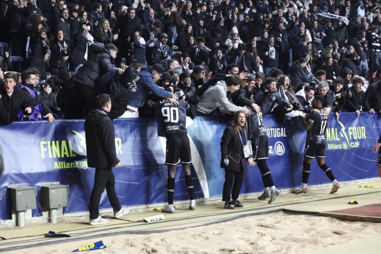 Três adeptos fora da final da Taça da Liga devido a pirotecnia e embriaguez